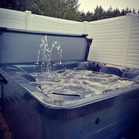The Kalos Retreat - Hot Tub Lodge With Free 18 Hole Golf Course Swarland 외부 사진