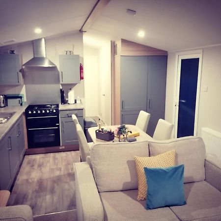 The Kalos Retreat - Hot Tub Lodge With Free 18 Hole Golf Course Swarland 외부 사진