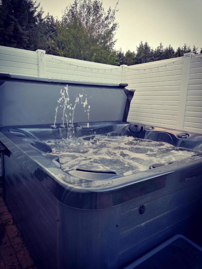 The Kalos Retreat - Hot Tub Lodge With Free 18 Hole Golf Course Swarland 외부 사진