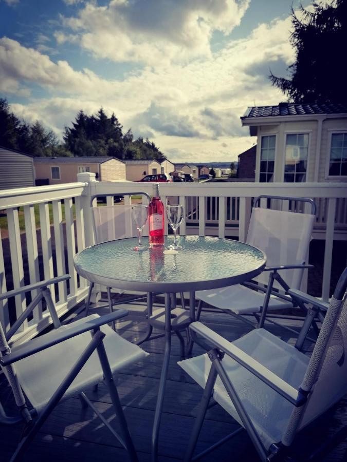 The Kalos Retreat - Hot Tub Lodge With Free 18 Hole Golf Course Swarland 외부 사진
