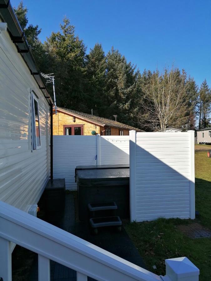 The Kalos Retreat - Hot Tub Lodge With Free 18 Hole Golf Course Swarland 외부 사진