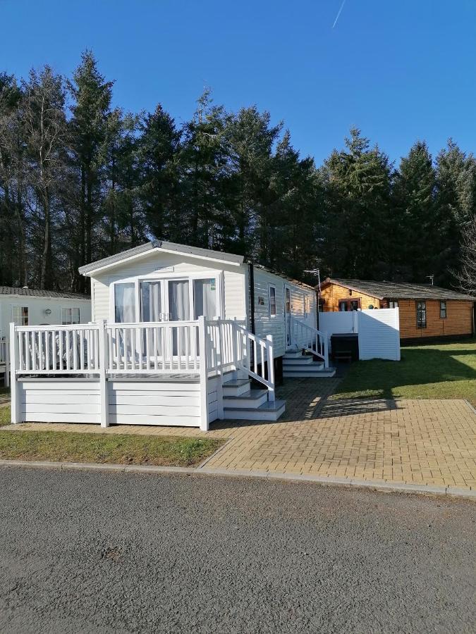 The Kalos Retreat - Hot Tub Lodge With Free 18 Hole Golf Course Swarland 외부 사진