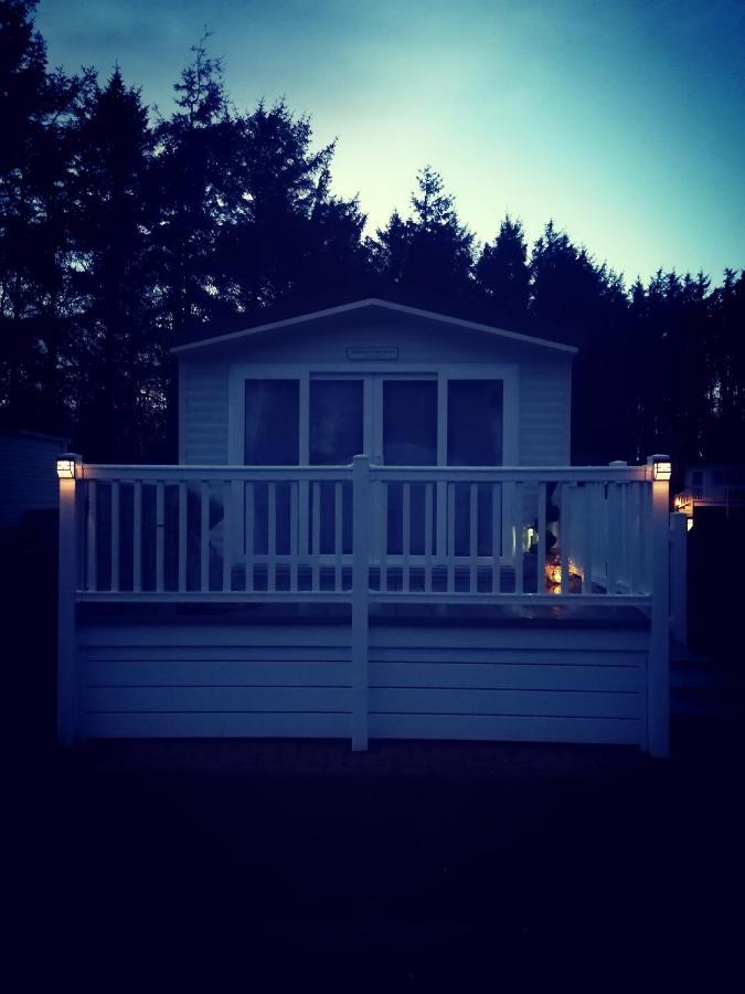 The Kalos Retreat - Hot Tub Lodge With Free 18 Hole Golf Course Swarland 외부 사진