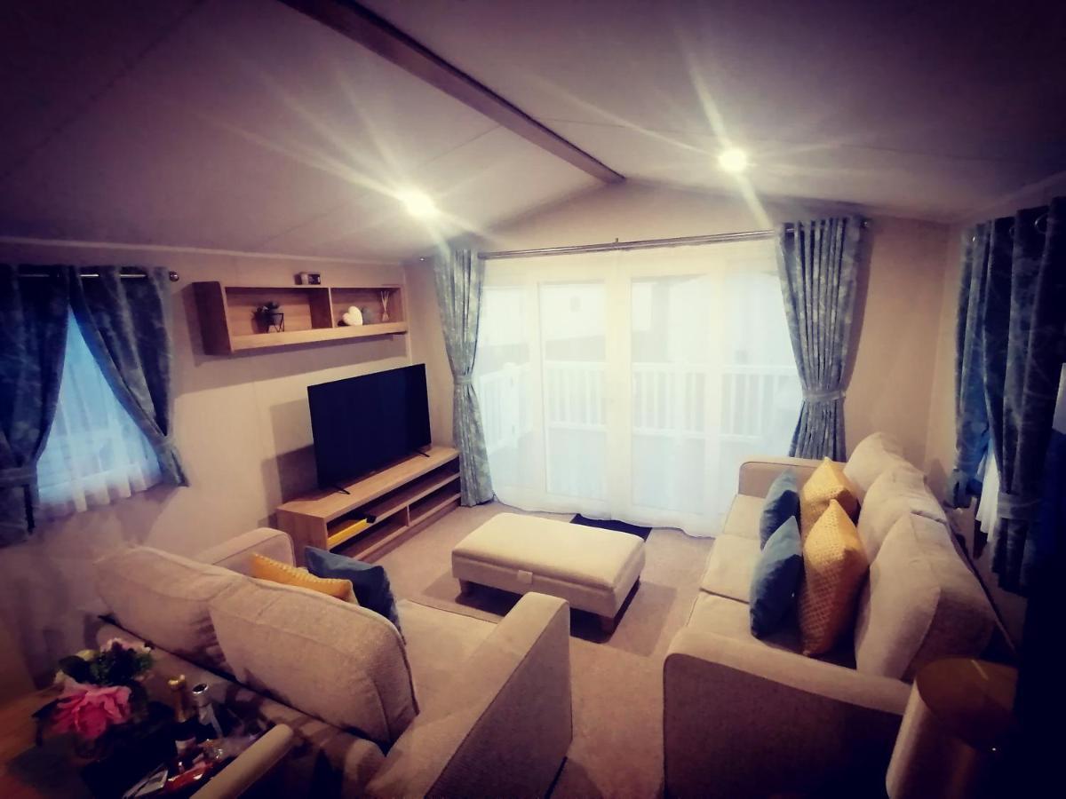 The Kalos Retreat - Hot Tub Lodge With Free 18 Hole Golf Course Swarland 외부 사진