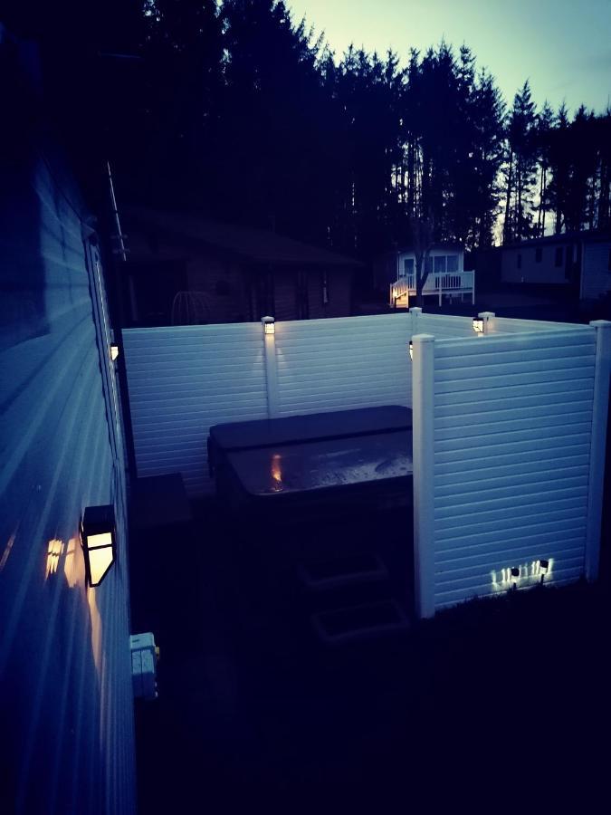 The Kalos Retreat - Hot Tub Lodge With Free 18 Hole Golf Course Swarland 외부 사진
